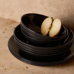 Assiette plate noire 25 cm Apy